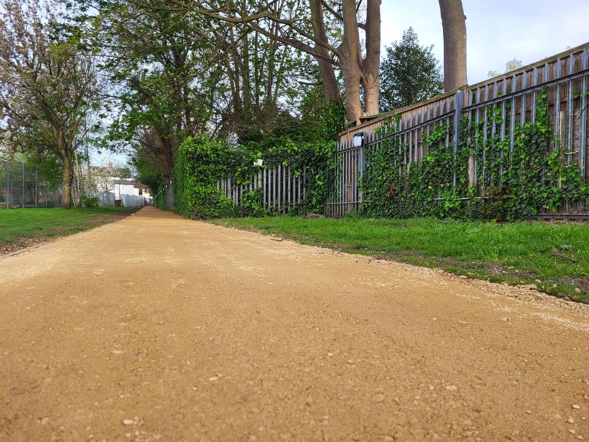 Self binding gravel path